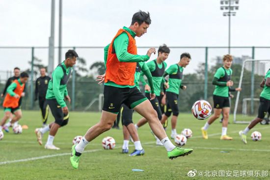 章子怡红裙亮相法国领奖 与苏菲·玛索狂笑走红毯 2014-06-16 法国卡布尔当地时间14日，第28届卡布尔电影节举办闭幕式，国际影星苏菲·玛索和章子怡一齐牵手走红毯。
