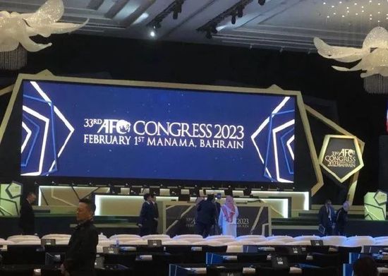 剧照上是一个熙熙攘攘、人满为患的海滩，众多的游人在海中戏水玩闹。