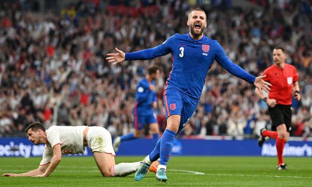 《守岛人》单日票房380万，超过《比得兔2》上升至日榜第三名。