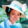 美照并配文：“满满的圣诞气息，对着镜子臭美一下”，大秀丰满身材。
