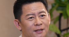 杰西卡·阿尔芭全家悠闲散步 与丈夫拥抱晒恩爱 2014-01-27 当地时间1月25日，美国加州，杰西卡·阿尔芭举家一起散步，她牵着两个可爱的女儿，还与老公卡什·沃伦不时亲密拥抱，一家人幸福得溢于言表。